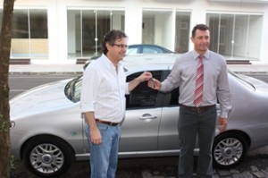 Ricardo Sass entrega chave do veículo para o Prefeito .
